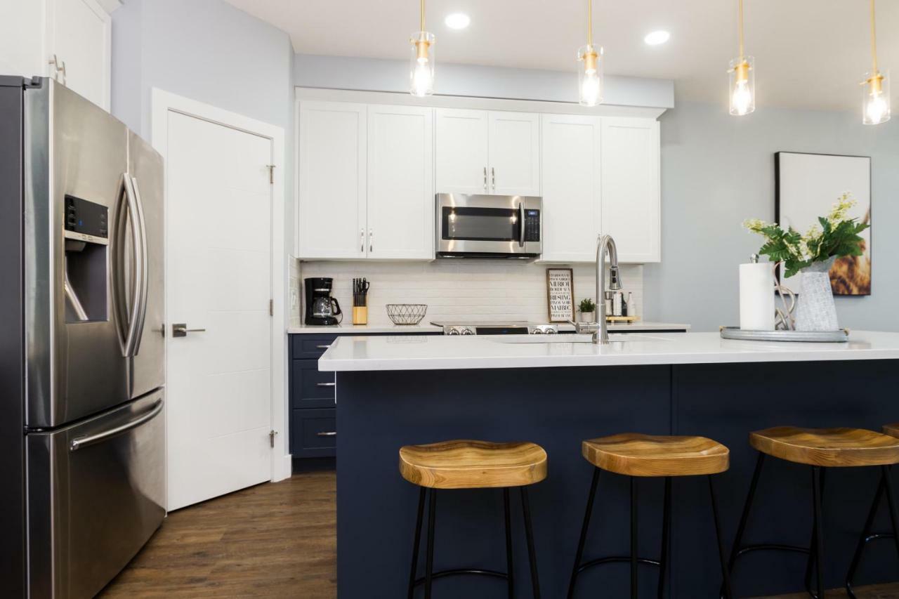 Contemporary - King Bed - Double Garage Parking - Free Wifi & Netflix - Long Welcome *