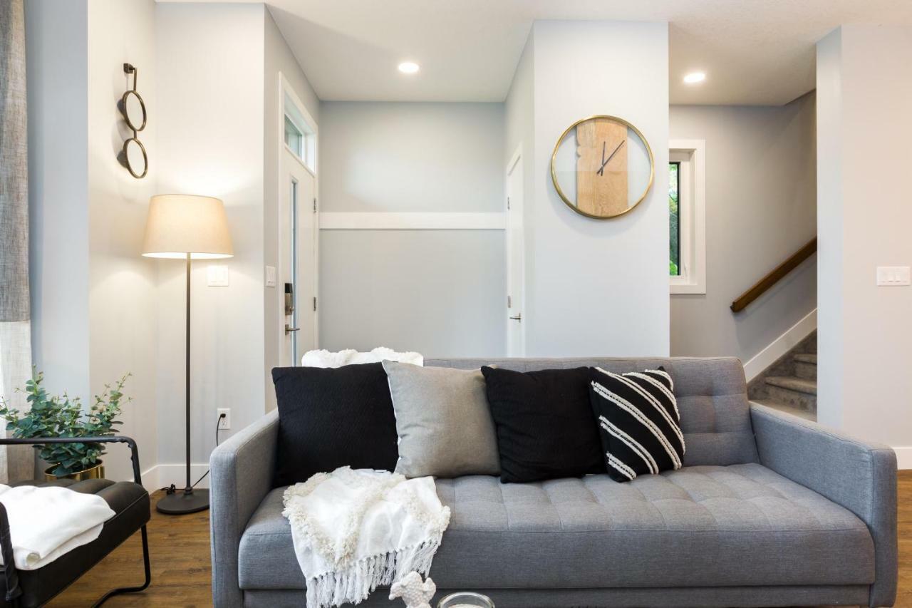 Hébergement de vacances Contemporary - King Bed - Double Garage Parking - Free Wifi & Netflix - Long Welcome Edmonton
