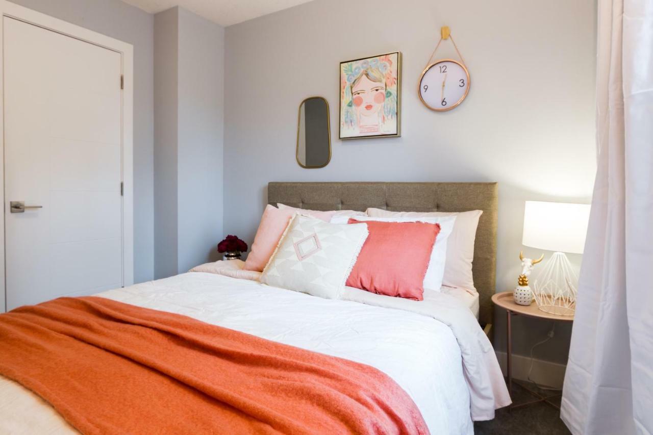 Hébergement de vacances Contemporary - King Bed - Double Garage Parking - Free Wifi & Netflix - Long Welcome *