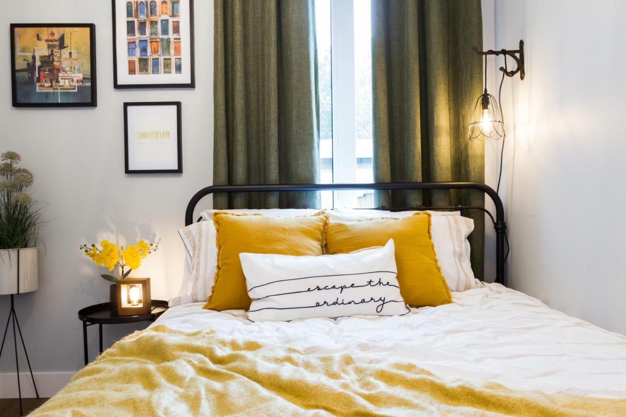Contemporary - King Bed - Double Garage Parking - Free Wifi & Netflix - Long Welcome *