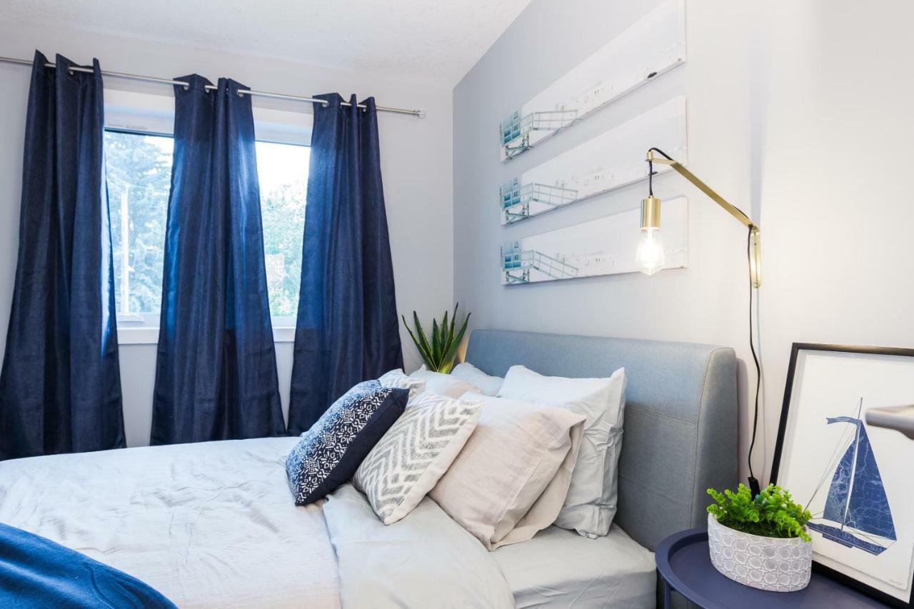 Hébergement de vacances Contemporary - King Bed - Double Garage Parking - Free Wifi & Netflix - Long Welcome Edmonton
